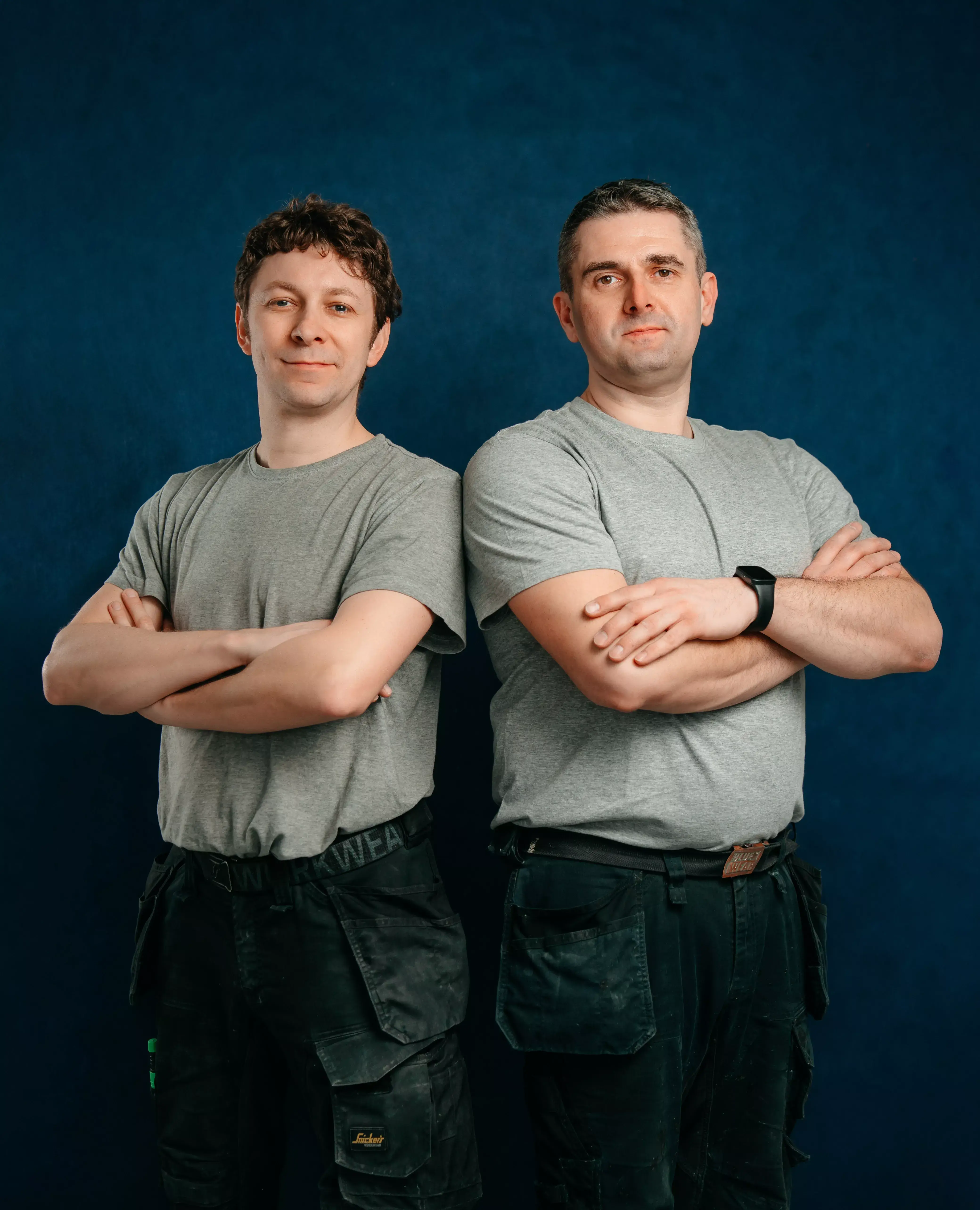 mężczyźni w szarych koszulkach